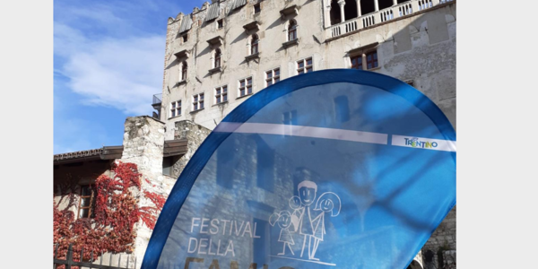 Immagine decorativa per il contenuto La città di Trento si tinge di blu con il Festival della famiglia!