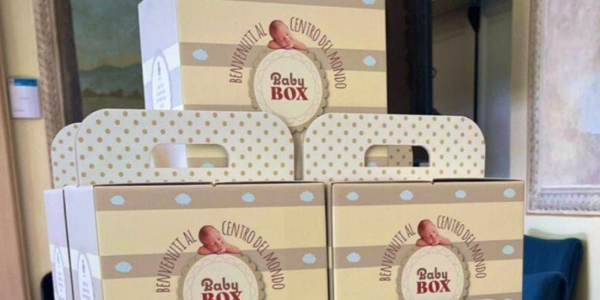 Immagine decorativa per il contenuto A Foligno si rinnova l'iniziativa per le famiglie "Baby Box per i nuovi nati”