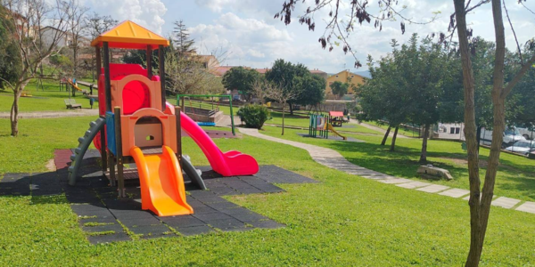 Immagine decorativa per il contenuto Comune di Uri: nuovi giochi certificati nei parchi urbani, garanzia di sicurezza per i bambini