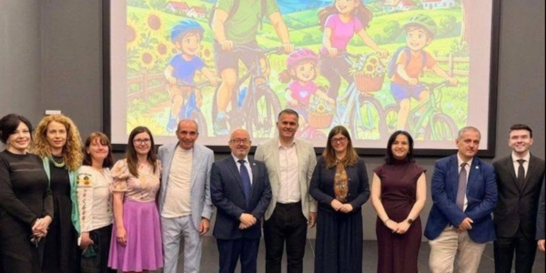 Immagine decorativa per il contenuto Alghero e Bacău: accordo di cooperazione europea per il benessere delle famiglie