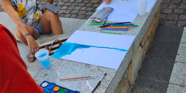 Immagine decorativa per il contenuto Il Comune "family" di Atzara a colori per i bambini